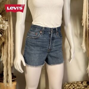 Levi’s Ribcage Shorts Size 28